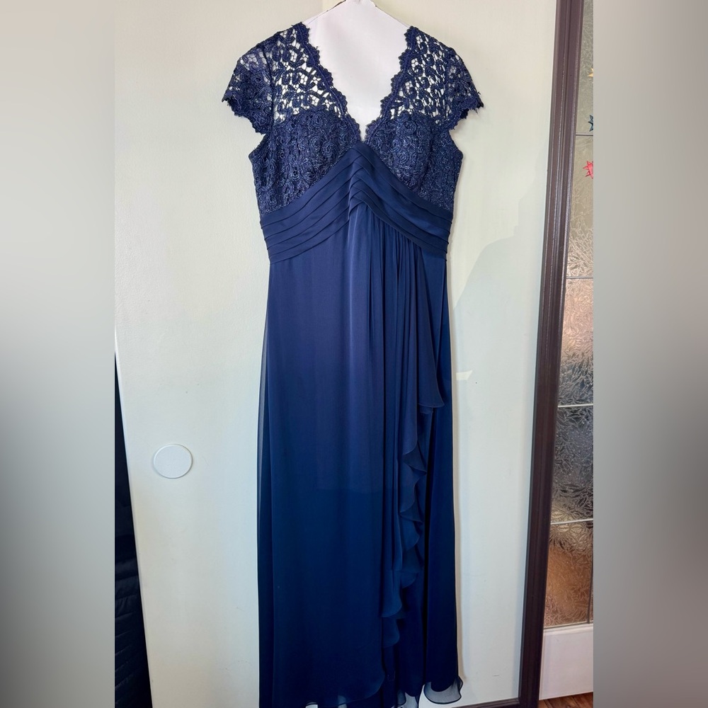 NWOT formal Cachet brand Navy Lace Gown